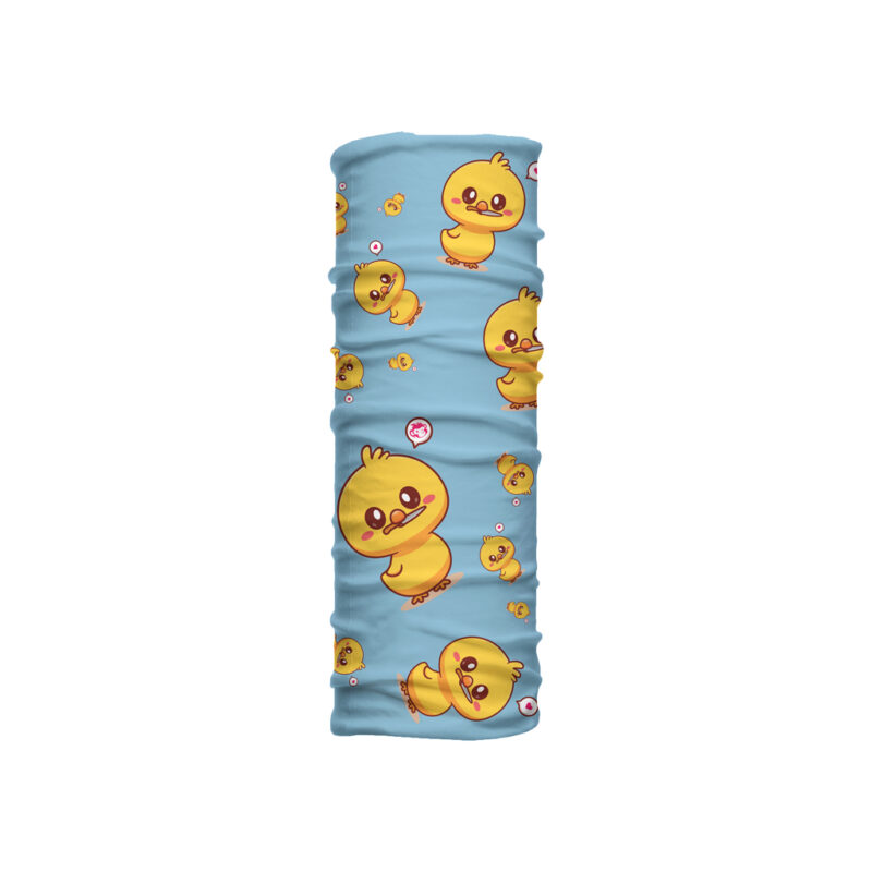 Cuello mediano Patitos con ilustración de patos amarillos expresivos sobre fondo celeste. Microfibra transpirable para clima cálido y estilo personal.