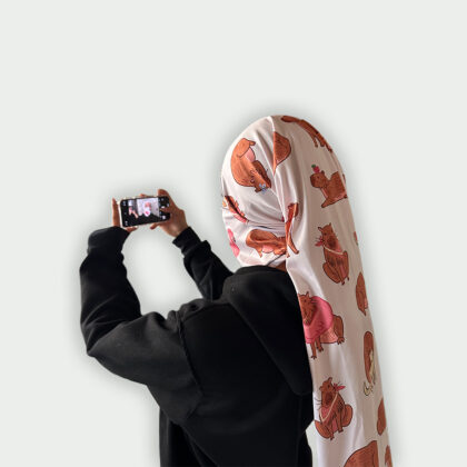 balaclava larga Chigüiros para mujer, puesta y cubriendo rostro y cabello con capibaras