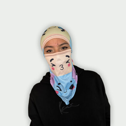 balaclava larga Emoticones para mujer, puesta y cubriendo rostro y cabello con caritas kawaii