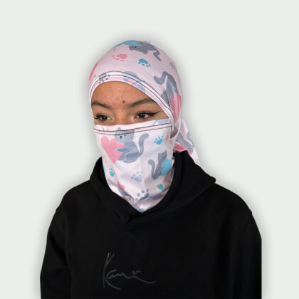 balaclava larga Garrománticos para mujer, puesta y cubriendo rostro y cabello con gaticos y corazones