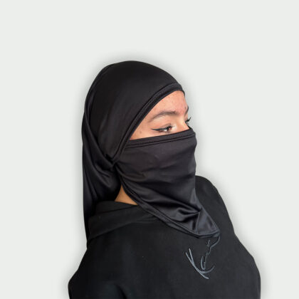vista frontal y extendida de la balaclava larga negra para mujer