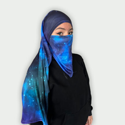 balaclava larga Space para mujer, puesta y cubriendo rostro y cabello