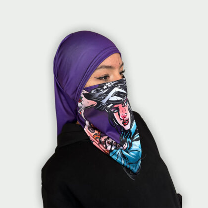 balaclava larga Woman Power para mujer, puesta y cubriendo rostro y cabello con fondo púrpura y mujer ilustrada
