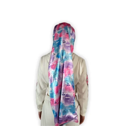 Vista de espalda del cuello largo en satín Acuarelas con estampado completo tipo acuarela en tonos rosa, lila y azul