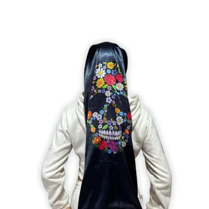 Vista de espalda del cuello largo en satín Catrina con diseño completo inspirado en una catrina