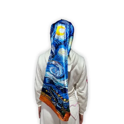 Vista de espalda del cuello largo en satín La Noche Estrellada con diseño inspirado en una obra de cielo nocturno en tonos azules