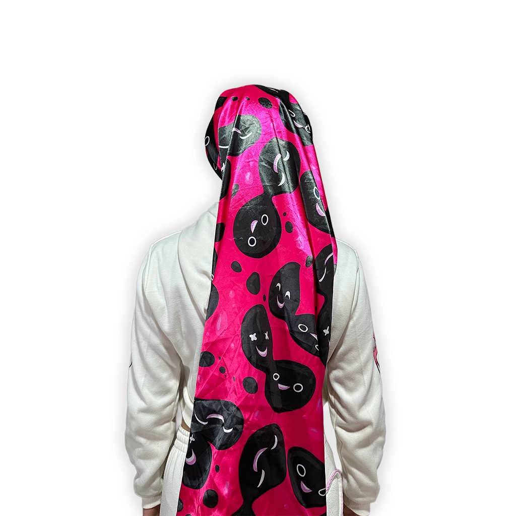 Vista de espalda del cuello largo en satín Lunares de Ternura con caritas de lunares sobre fondo rosado intenso