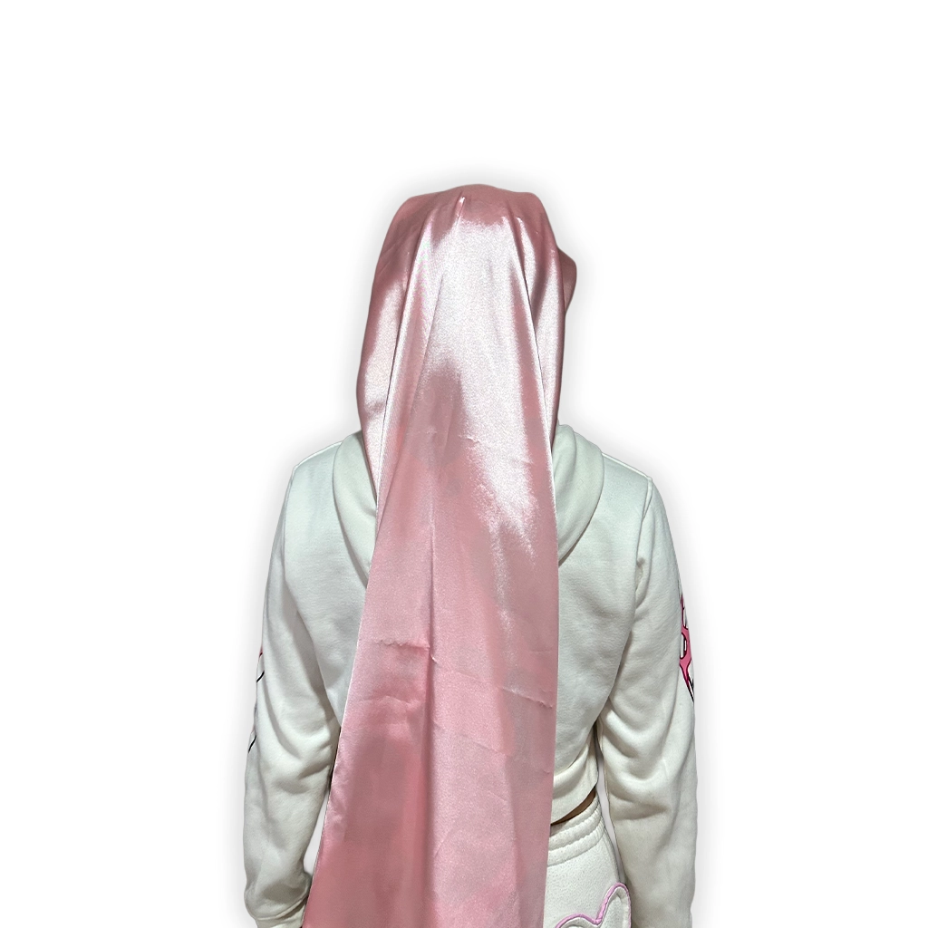 Vista de espalda del cuello largo en satín Lunares de Ternura por el lado rosado liso doble faz