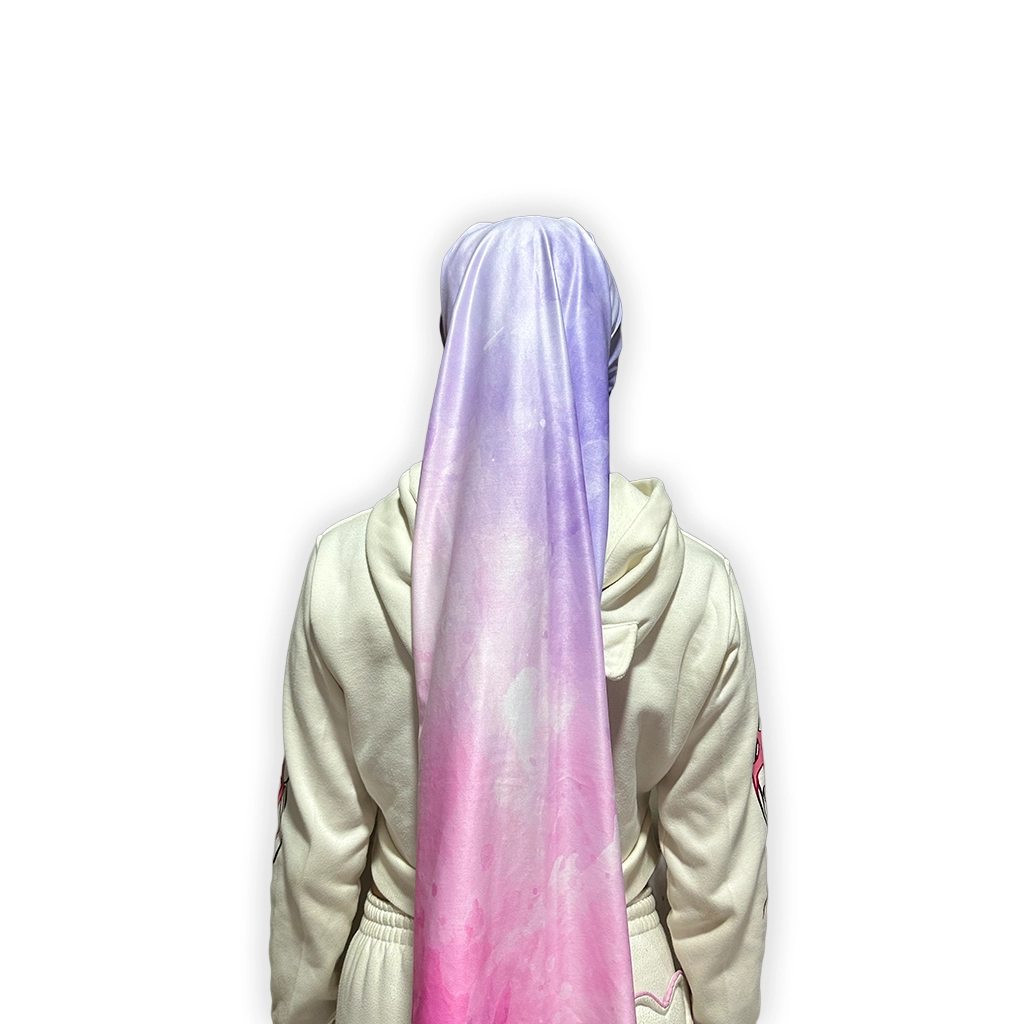 Vista de espaldas de la balaclava larga Aurora UV50+ cubriendo el cabello largo