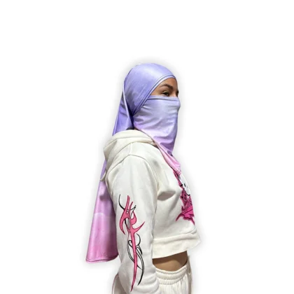 Modelo de perfil con balaclava larga Aurora UV50+ en acuarela lila y rosa