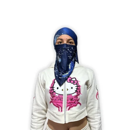 Modelo de perfil con balaclava larga Canto de Ballenas UV50+ en azul profundo
